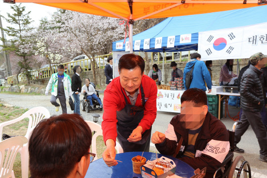 BBQ가 장애인의 날을 맞아 치킨릴레이 활동을 펼쳤다. 사진은 지난 19일 손진양 곤지암리조트점 사장(사진 가운데)이 치킨릴레이를 진행하고 있는 모습. <제너시스BBQ 제공>